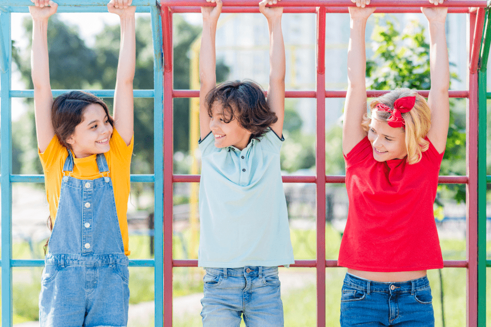 12 Tips on How to Help Children Make Friends on the Playground - Simplified Playgrounds